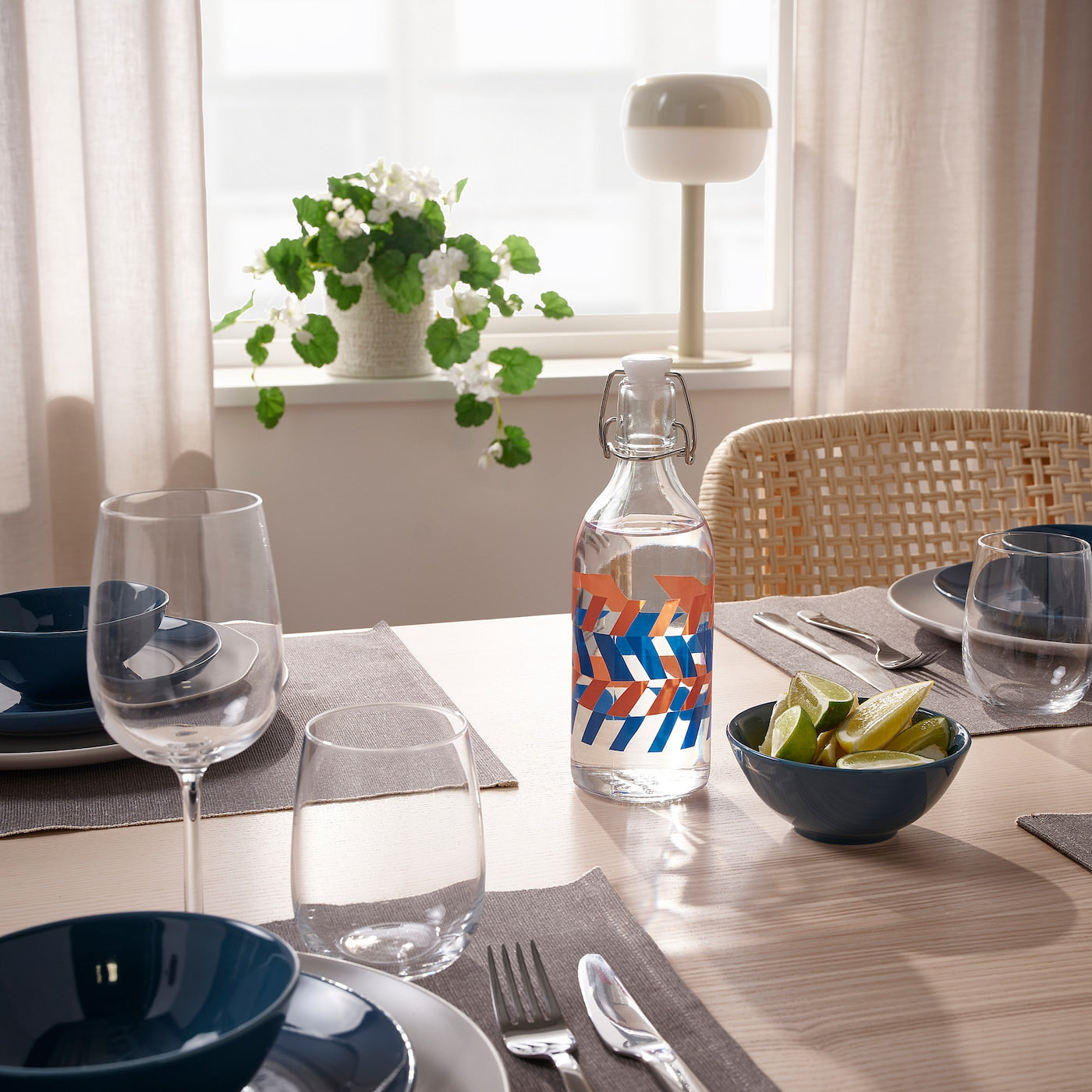 Vibrant 0.5L Patterned Glass Bottle with Stopper